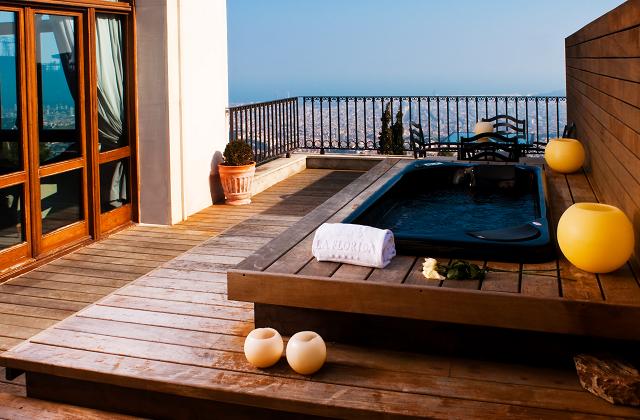 Einen Whirlpool mit Luftanlage, Wasseranlage oder beides haben möchte