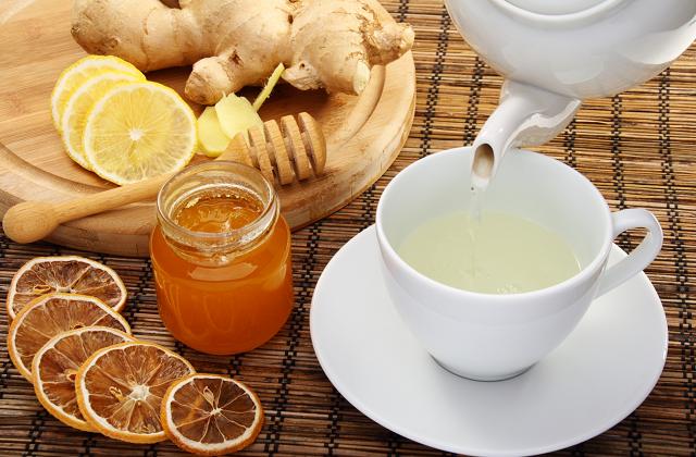 trinkt einen Ingwertee