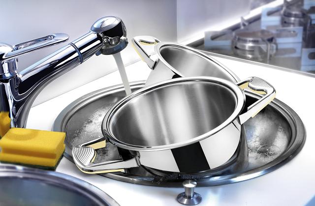 Abwasch von Geschirr, Besteck, Töpfen und Pfannen