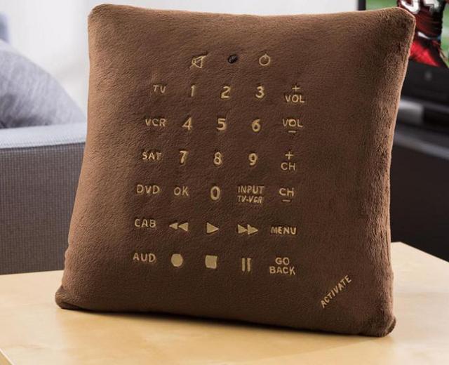 Das Kissen in eine Art Versteuerung des Fernsehers zu verwandeln
