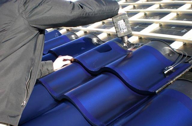 Die Fotovoltaischen Ziegeln mit Solarzellen bestehen