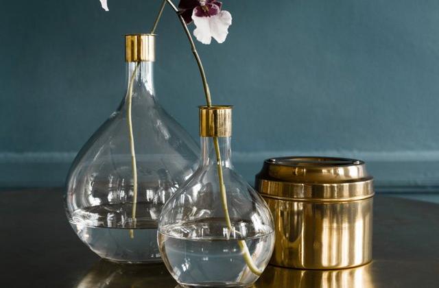 Diese Vasen aus Glas und Messing