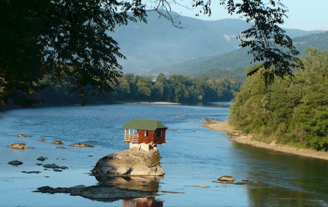 Das Haus auf dem Fluss ist also ungefähr 48 Jahre