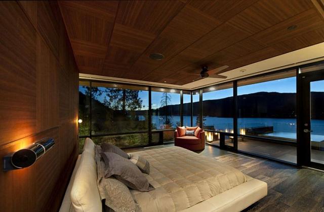 verändern sich die grau-silbrigen Schattierungen des Gebäudes jedes Mal