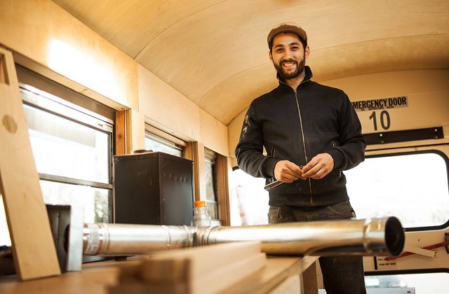 hat angefangen durch die Vereinigten Staaten zu fahren mit seinem mobilen Haus