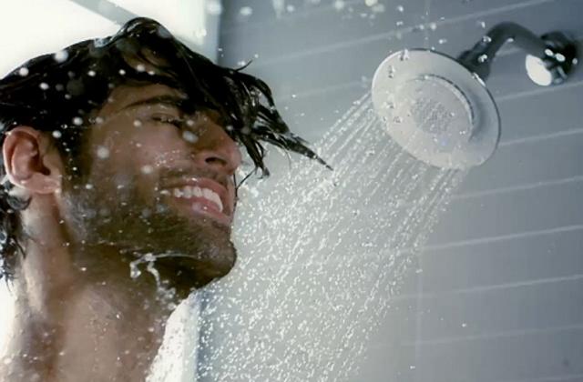 Der Duschkopf mit eingebautem Lautsprecher