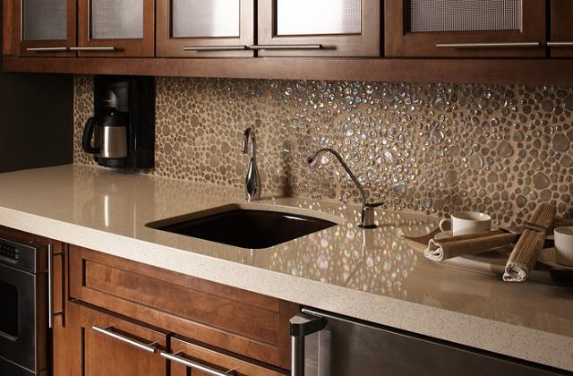 Okite, eine Mischung aus Quarz und Harz