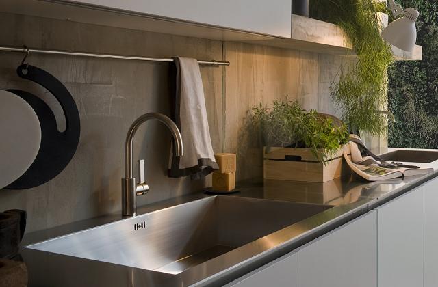 Küche mit einer modernen und minimalistischen Einrichtung