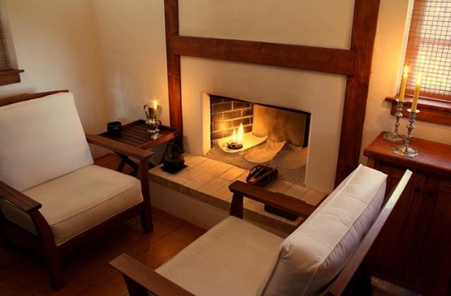 das Büchergestell dieses von den anderen Räumen trennt