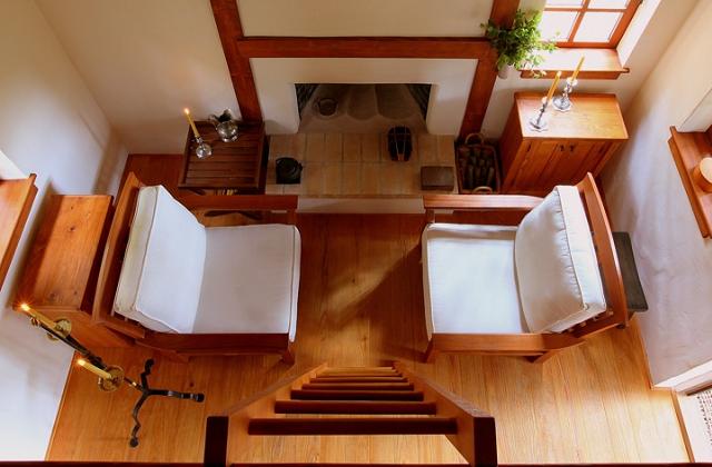 unter Berücksichtigung der Materialien des Ortes und dieser natürlichen Bauweise