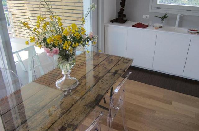 alte Tür als Esstisch wiederzuverwenden