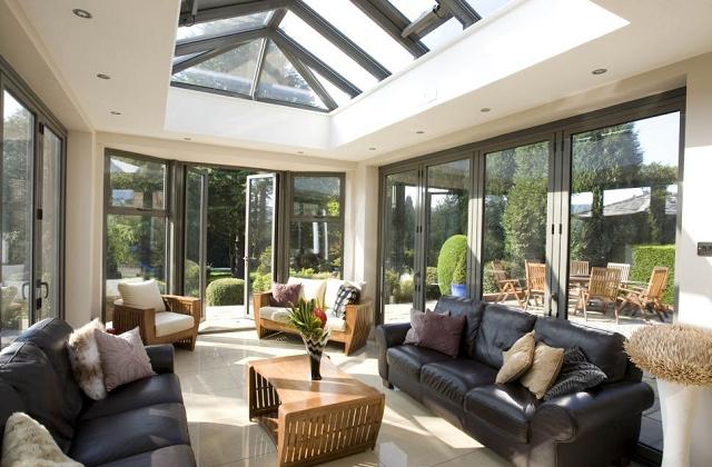 seine moderne und designte Einrichtung auffällt