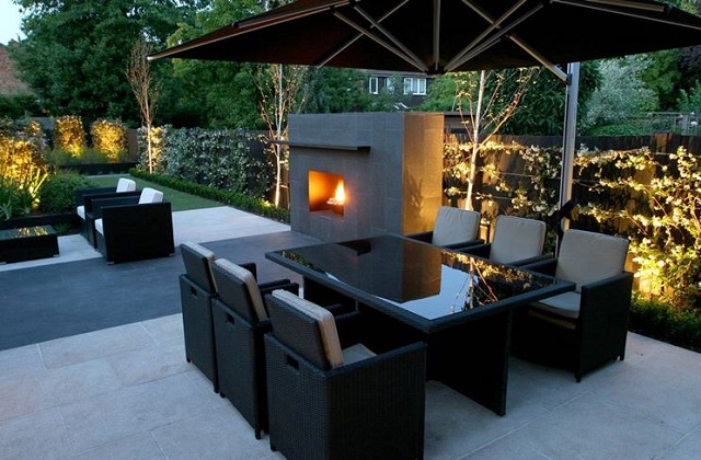 ein Abendgarten der von einer Reihe Laternen beleuchtet wird