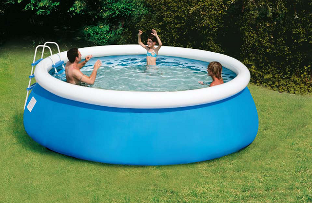 Der Pool für den Garten ist eine spezielle Einrichtungswahl