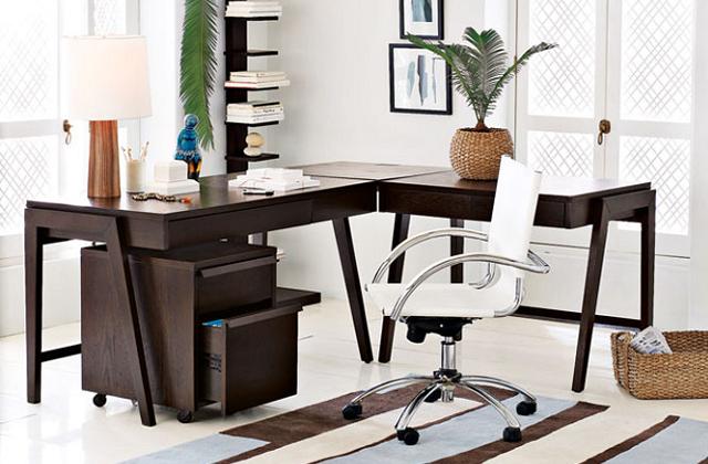 klassischer Schreibtisch aus Holz