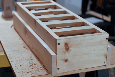 Arbeiten Sie Schritt für Schritt, eine Ecke nach der anderen und bringen Sie jedes Bein an