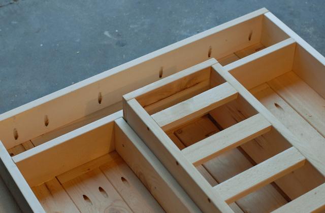 Unter dem Tisch bauen Sie ein Skelett