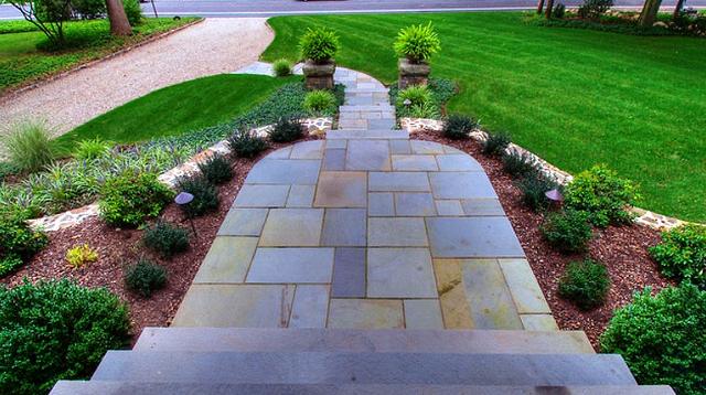 den Gehweg der zur Haustür führt bis ins kleinste Detail planen