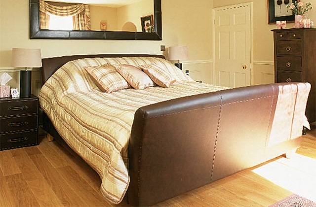 Den Spiegel gegenüber eines Fensters zu stellen ist hingegen erlaubt