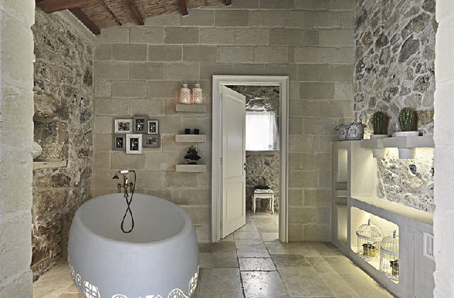 Den richtigen Stein für das Bad, um einen eleganten, rustikalen Effekt zu erhalten
