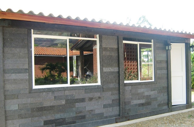 Ein Haus aus Plastikbacksteinen