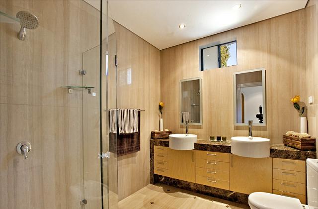 Weg mit den traditionellen Plättchen und Keramikkacheln, heute wird meistens Naturstein und Harz verwendet