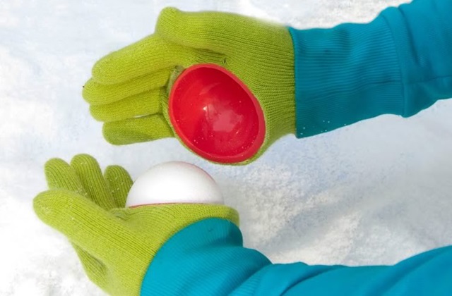Spezielle Handschuhe um Schneebälle zu machen
