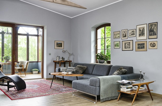 Ein Wohnzimmer mit grauen Möbeln