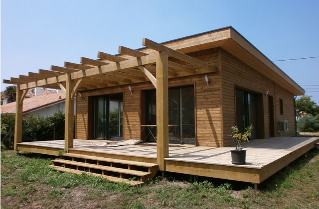 um in ein Fertighaus aus Holz zu investieren