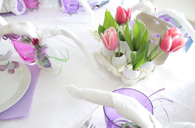 mit Blumen in allen Farben und Formen, Blätter in saftigem Grün und Fruchtbäume