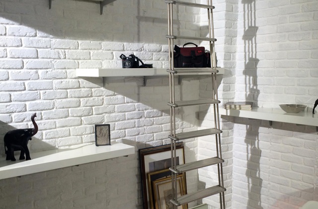 Wand mit sichtbaren Backsteinen