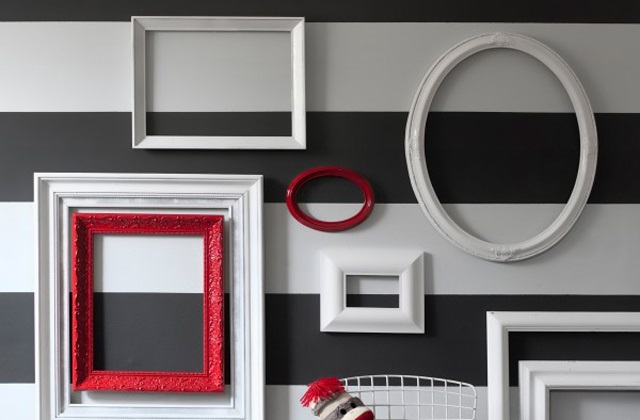 Wie man Bilder und Rahmen aufhängt, ohne Löcher in die Wände bohren zu müssen