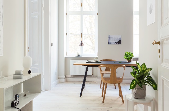 Einen alten Cottage im schwedischen Stil einrichten mit einem eleganten Mix