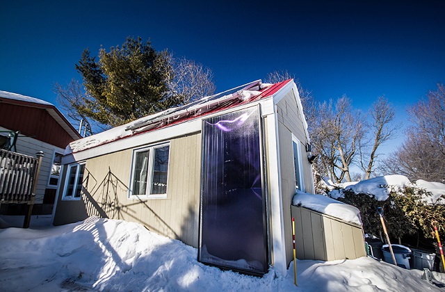 Das solare Tiny House, dass sich den ganzen Winter über für nur 100 Dollar heizt (Video)