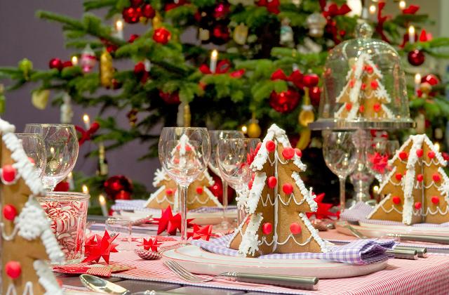 Wie kann man an Weihnachten den Tisch dekorieren